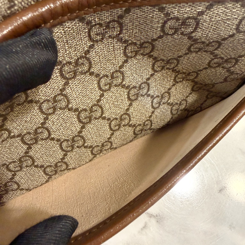 Gucci PVC咖牛皮Interlocking 前口袋ㄇ拉斜背包-12