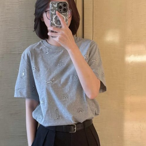 💎Han's house精品服飾💎 Thom Browne TB 滿版 刺繡 短 T 日本製 男女共穿 現貨1原價27400-0
