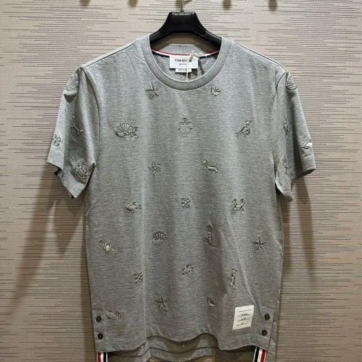 💎Han's house精品服飾💎 Thom Browne TB 滿版 刺繡 短 T 日本製 男女共穿 現貨1原價27400-1