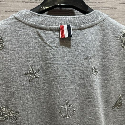 💎Han's house精品服飾💎 Thom Browne TB 滿版 刺繡 短 T 日本製 男女共穿 現貨1原價27400-2