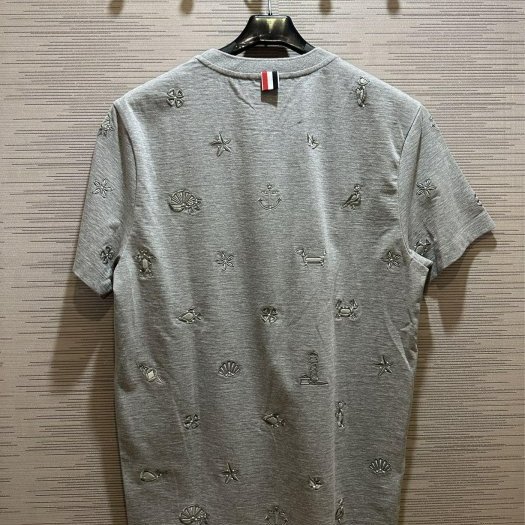 💎Han's house精品服飾💎 Thom Browne TB 滿版 刺繡 短 T 日本製 男女共穿 現貨1原價27400-3