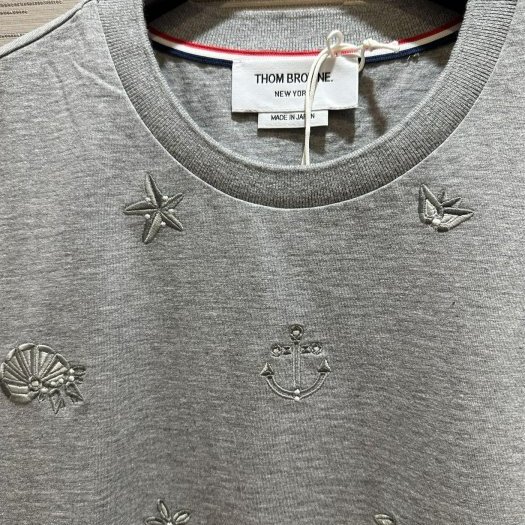 💎Han's house精品服飾💎 Thom Browne TB 滿版 刺繡 短 T 日本製 男女共穿 現貨1原價27400-5