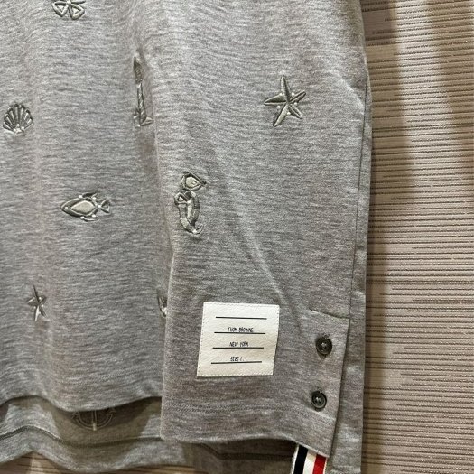 💎Han's house精品服飾💎 Thom Browne TB 滿版 刺繡 短 T 日本製 男女共穿 現貨1原價27400-6