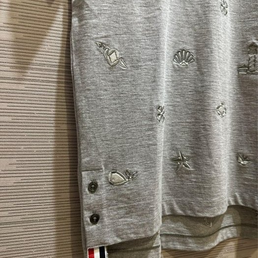 💎Han's house精品服飾💎 Thom Browne TB 滿版 刺繡 短 T 日本製 男女共穿 現貨1原價27400-7