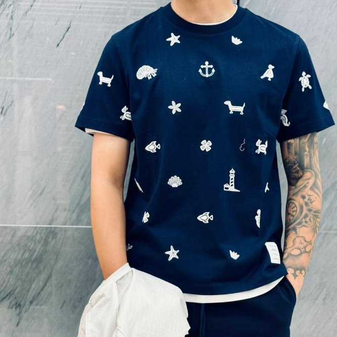💎Han's house精品服飾💎Thom Browne TB 滿版 刺繡 短 T 日本製 男女共穿 現貨1原價27400-0