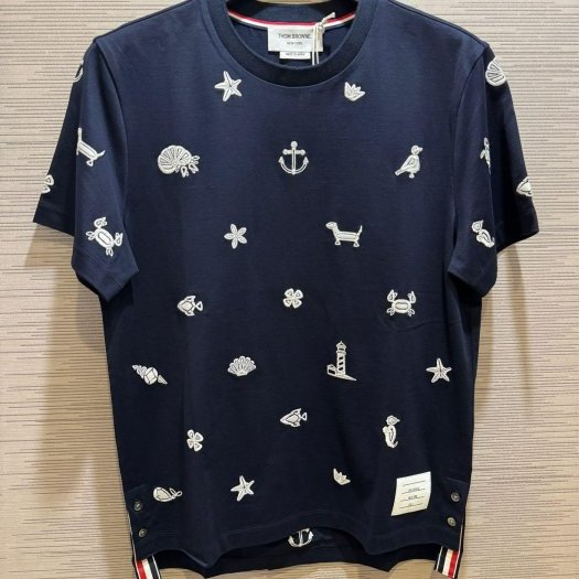 💎Han's house精品服飾💎Thom Browne TB 滿版 刺繡 短 T 日本製 男女共穿 現貨1原價27400-1