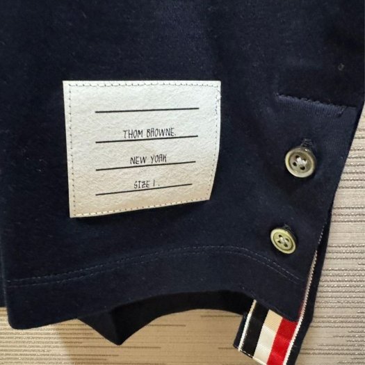 💎Han's house精品服飾💎Thom Browne TB 滿版 刺繡 短 T 日本製 男女共穿 現貨1原價27400-2