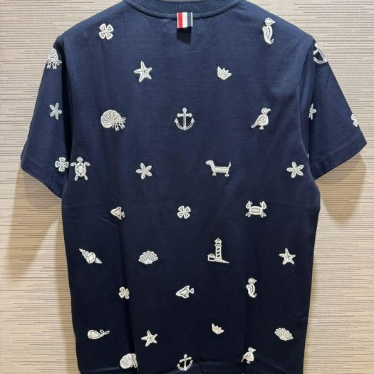 💎Han's house精品服飾💎Thom Browne TB 滿版 刺繡 短 T 日本製 男女共穿 現貨1原價27400-4