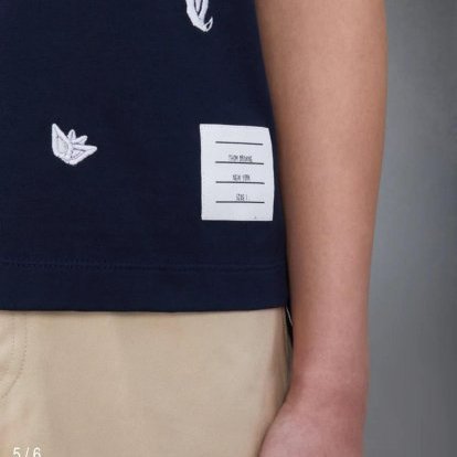 💎Han's house精品服飾💎Thom Browne TB 滿版 刺繡 短 T 日本製 男女共穿 現貨1原價27400-7