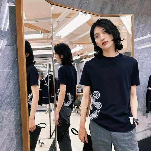 💎Han's house精品服飾💎Thom Browne TB 短 T 義大利製 男女共穿 現貨1 原價 23200-0