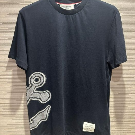 💎Han's house精品服飾💎Thom Browne TB 短 T 義大利製 男女共穿 現貨1 原價 23200-1