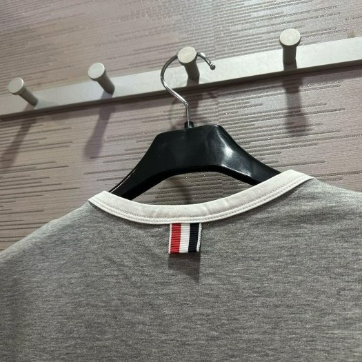 💎Han's house精品服飾💎Thom Browne TB 拼色 短 T 日本製 男女共穿 現貨1 原價 13900-1