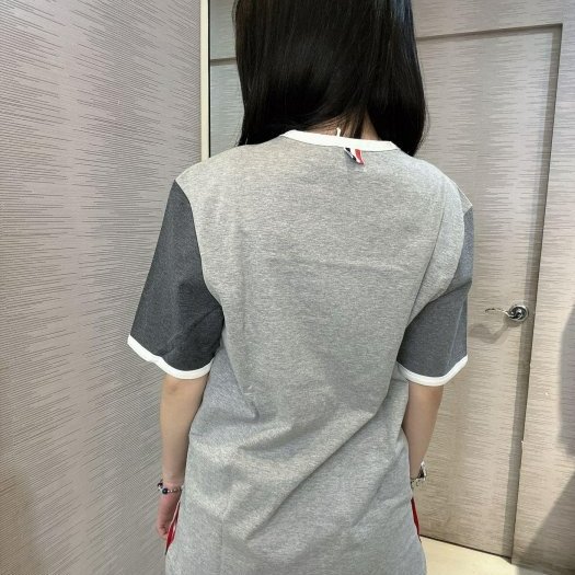 💎Han's house精品服飾💎Thom Browne TB 拼色 短 T 日本製 男女共穿 現貨1 原價 13900-4