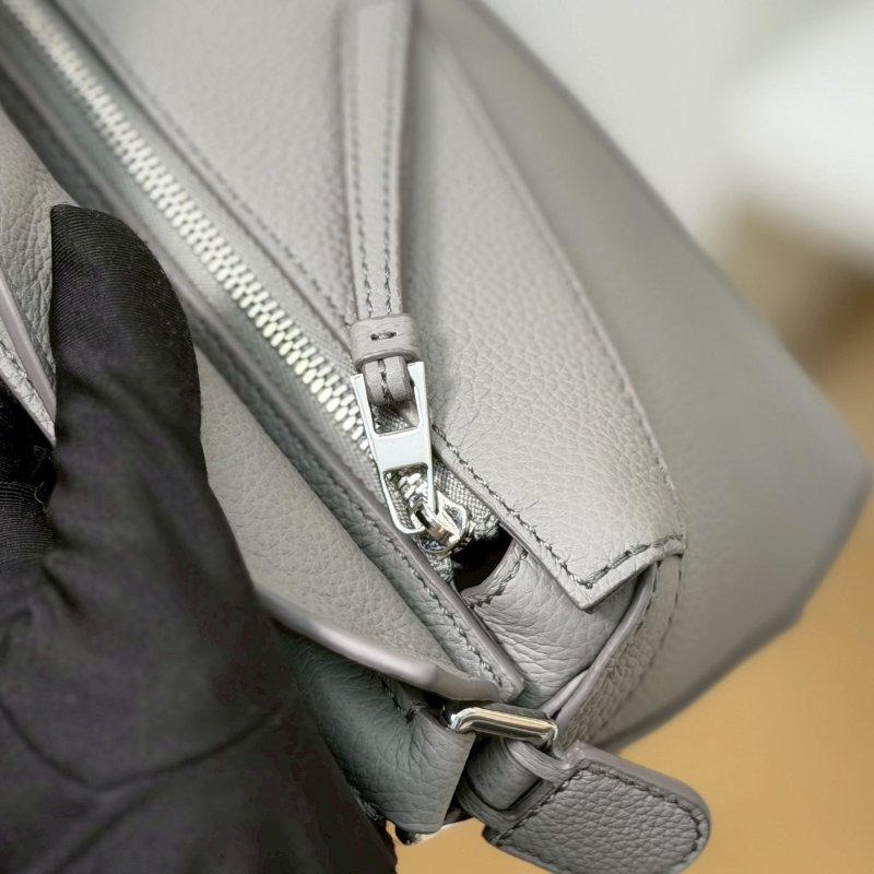(稀有🩶錯過就沒有了!)🏷Loewe 羅意威.Mini Puzzle Edge 新款 珍珠灰-17