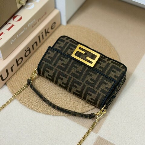 🏷Fendi 芬迪．Mini baguette 法棍包