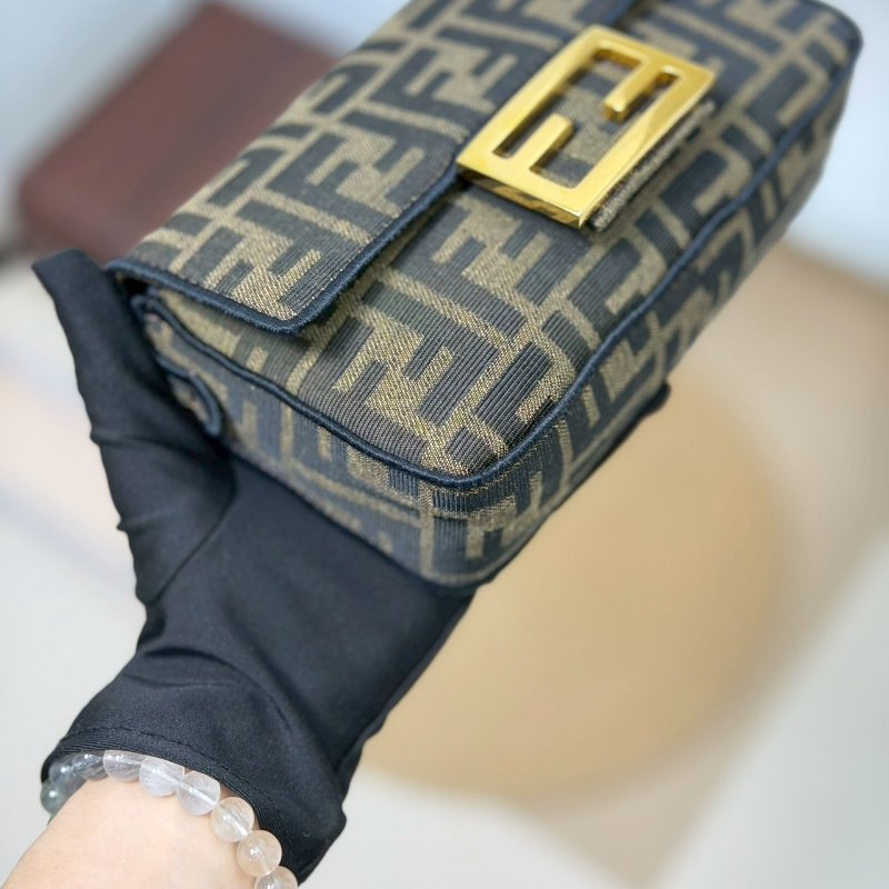 🏷Fendi 芬迪．Mini baguette 法棍包-4