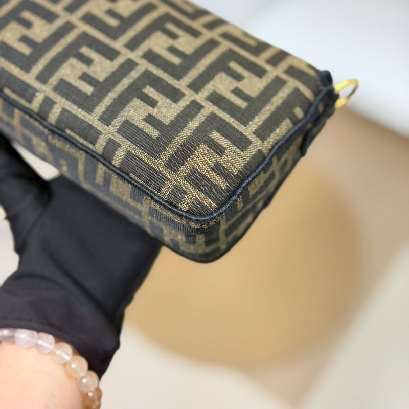 🏷Fendi 芬迪．Mini baguette 法棍包-7