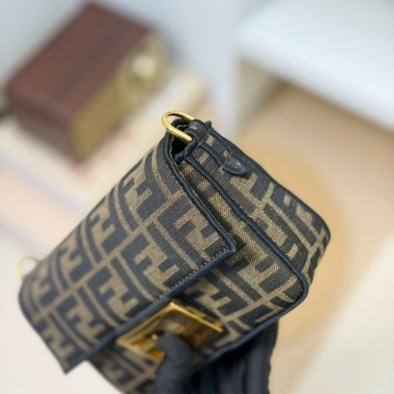 🏷Fendi 芬迪．Mini baguette 法棍包-9