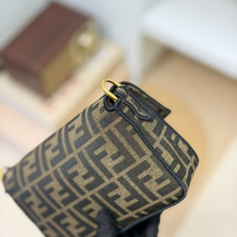 🏷Fendi 芬迪．Mini baguette 法棍包-11