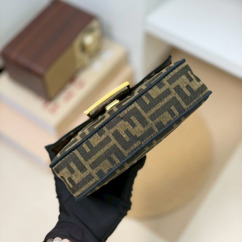 🏷Fendi 芬迪．Mini baguette 法棍包-12