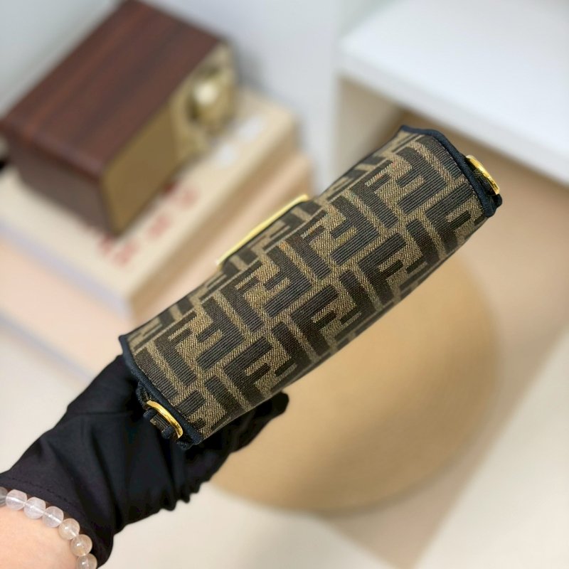 🏷Fendi 芬迪．Mini baguette 法棍包-13