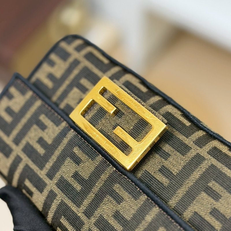 🏷Fendi 芬迪．Mini baguette 法棍包-14