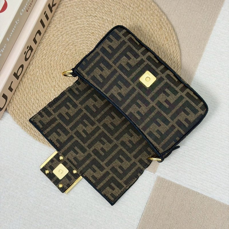 🏷Fendi 芬迪．Mini baguette 法棍包-15