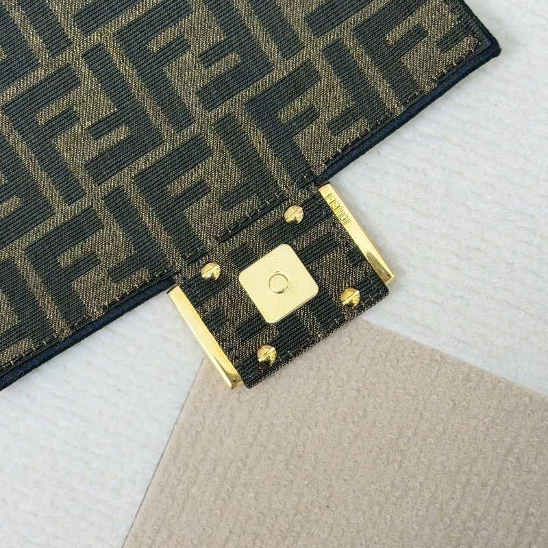 🏷Fendi 芬迪．Mini baguette 法棍包-18