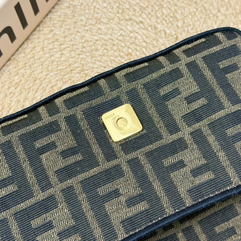 🏷Fendi 芬迪．Mini baguette 法棍包-19