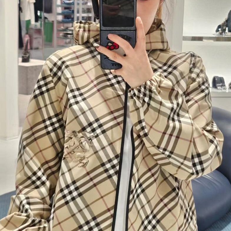 💎Han's house精品服飾💎Burberry 格紋 刺繡 戰馬 防水 尼龍 風衣 連帽 外套 原價50000-2