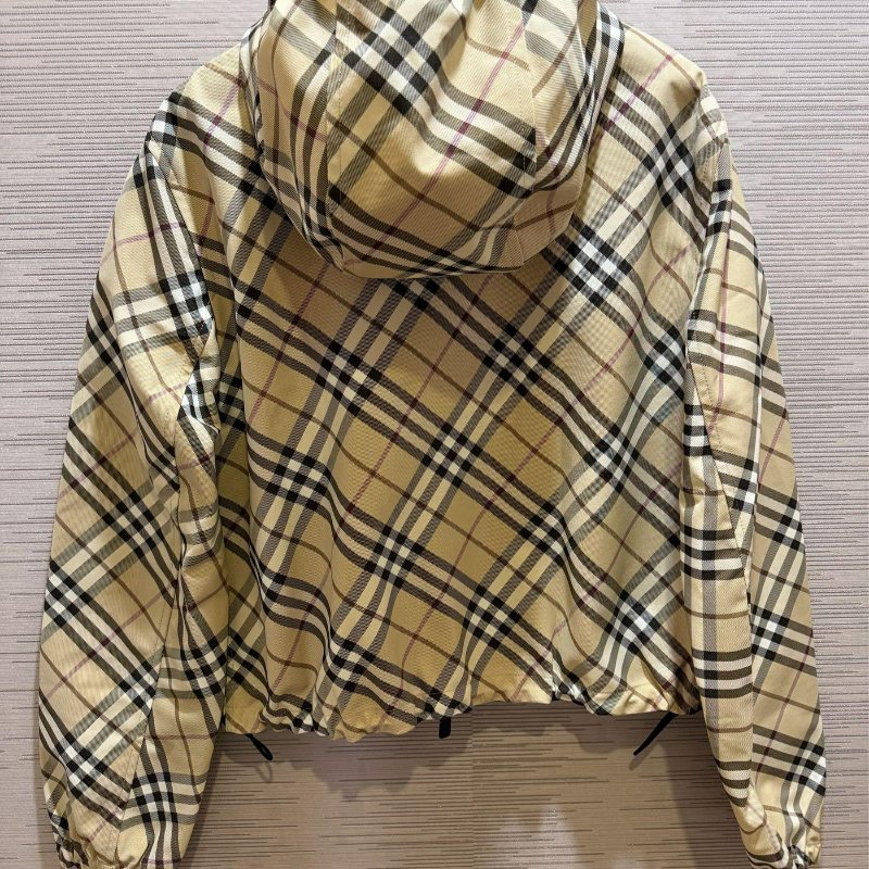 💎Han's house精品服飾💎Burberry 格紋 刺繡 戰馬 防水 尼龍 風衣 連帽 外套 原價50000-3