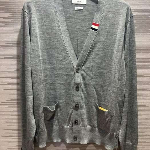 💎Han's house精品服飾💎Thom Browne TB 初剪羊毛 針織 開衫 外套 男女共穿 現貨 4 原價45300-1