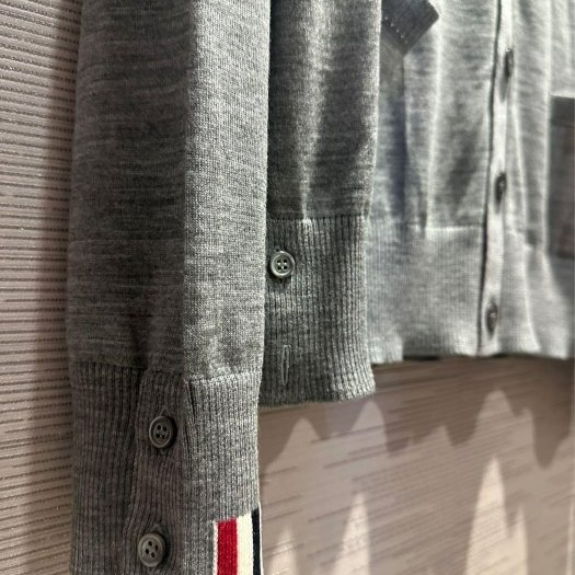 💎Han's house精品服飾💎Thom Browne TB 初剪羊毛 針織 開衫 外套 男女共穿 現貨 4 原價45300-3