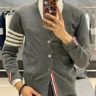 💎Han's house精品服飾💎 Thom Browne TB 美利奴羊毛 針織 開衫 外套 男女共穿 淺灰  現貨2 原價37000