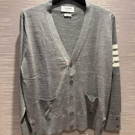 💎Han's house精品服飾💎 Thom Browne TB 美利奴羊毛 針織 開衫 外套 男女共穿 淺灰  現貨2 原價37000-1