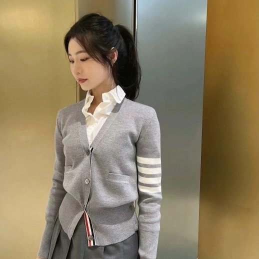 💎Han's house精品服飾💎 Thom Browne TB 美利奴羊毛 針織 開衫 外套 男女共穿 淺灰  現貨2 原價37000-8