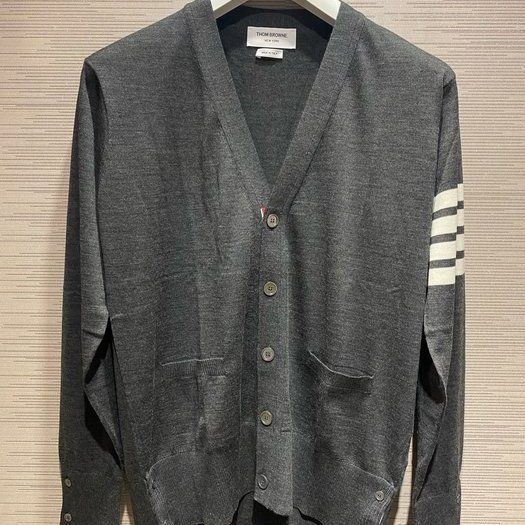 💎Han's house精品服飾💎Thom Browne TB 美利奴羊毛 針織 開衫 外套 男女共穿 深灰 現貨 5原價37000-1