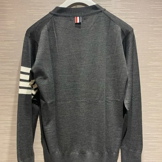 💎Han's house精品服飾💎Thom Browne TB 美利奴羊毛 針織 開衫 外套 男女共穿 深灰 現貨 5原價37000-2