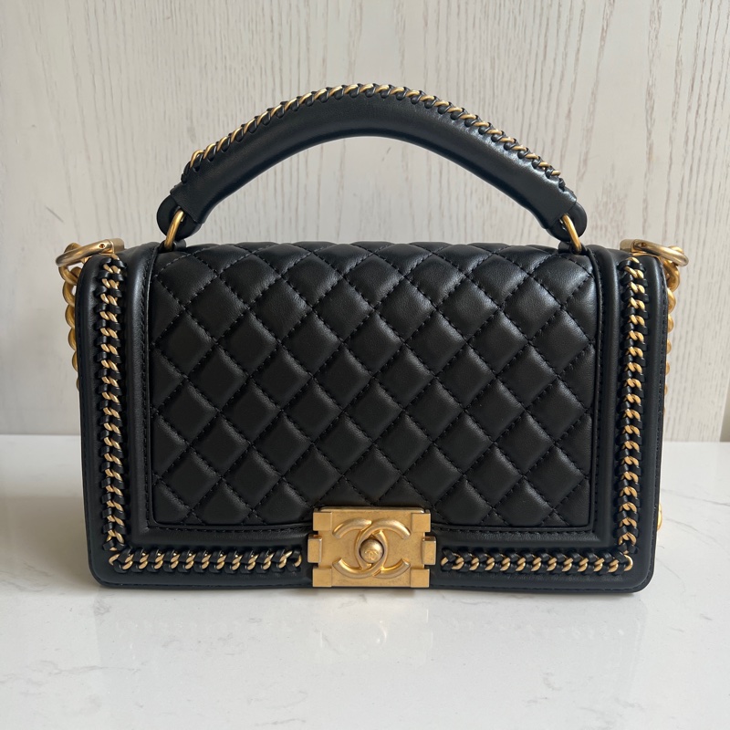 CHANEL Old Medium Boy 25 cm 頂部提手小牛皮 黑色 金、釦錬-4