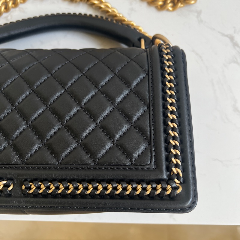 CHANEL Old Medium Boy 25 cm 頂部提手小牛皮 黑色 金、釦錬-8