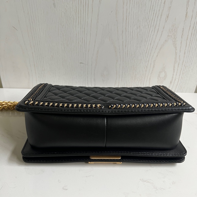 CHANEL Old Medium Boy 25 cm 頂部提手小牛皮 黑色 金、釦錬-10