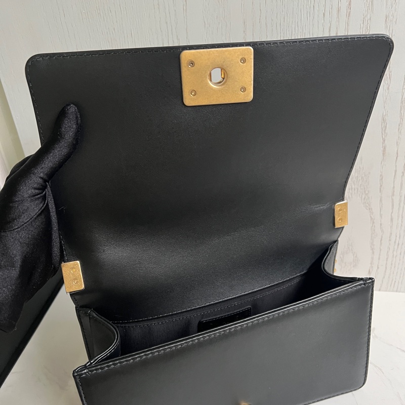 CHANEL Old Medium Boy 25 cm 頂部提手小牛皮 黑色 金、釦錬-12