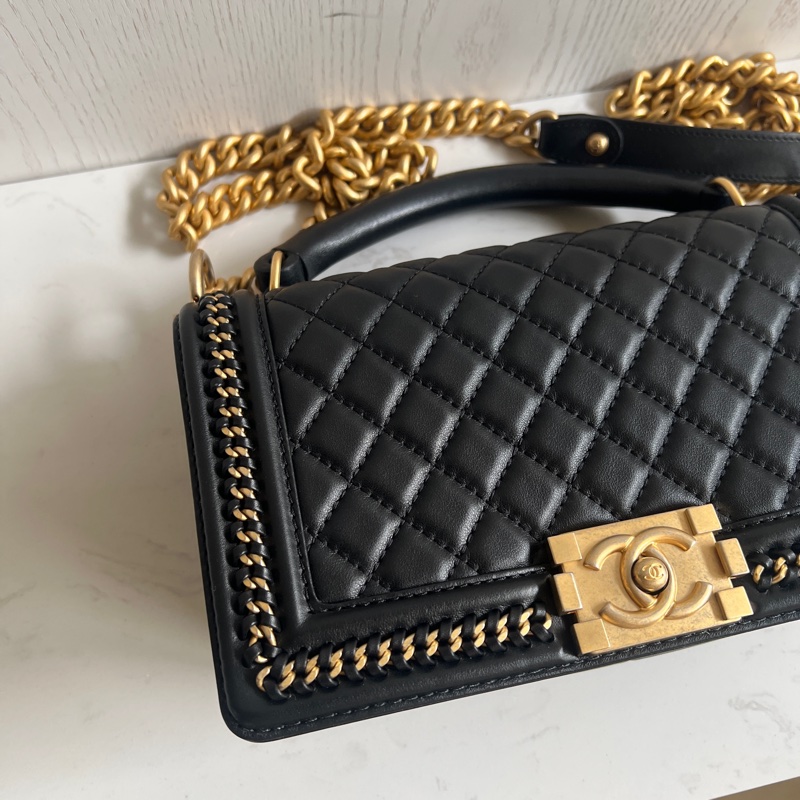 CHANEL Old Medium Boy 25 cm 頂部提手小牛皮 黑色 金、釦錬-15