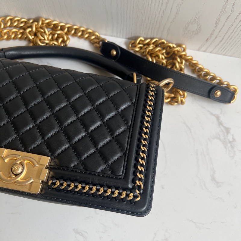 CHANEL Old Medium Boy 25 cm 頂部提手小牛皮 黑色 金、釦錬-16