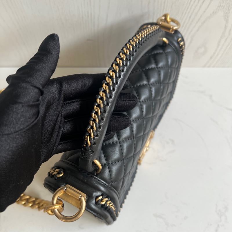 CHANEL Old Medium Boy 25 cm 頂部提手小牛皮 黑色 金、釦錬-17