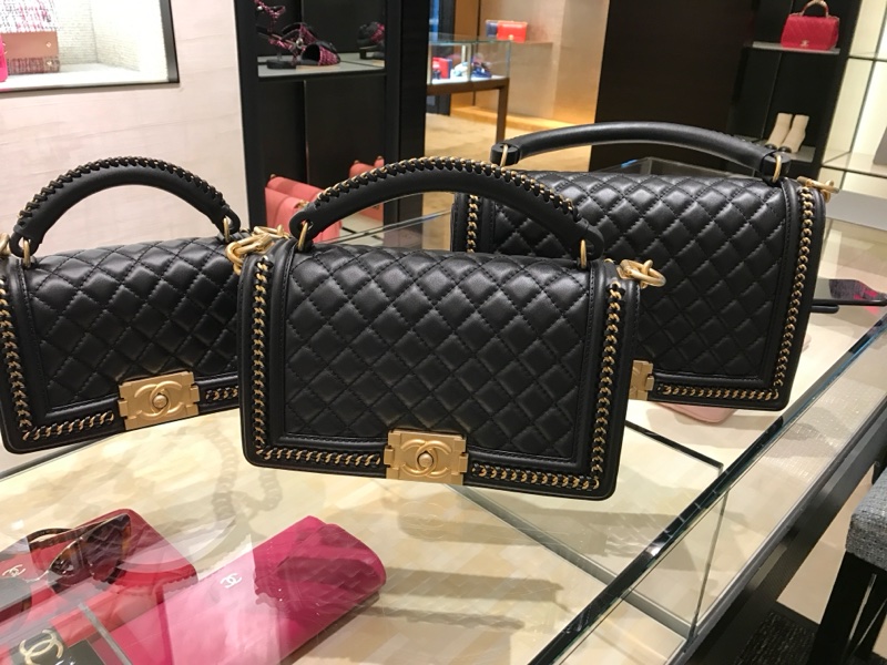 CHANEL Old Medium Boy 25 cm 頂部提手小牛皮 黑色 金、釦錬-18