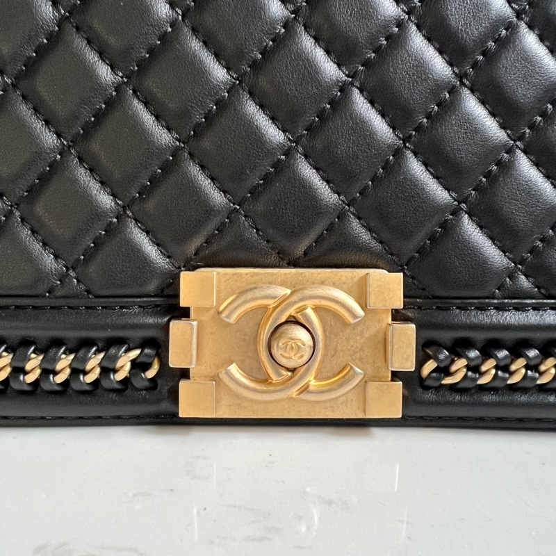 CHANEL Old Medium Boy 25 cm 頂部提手小牛皮 黑色 金、釦錬-19