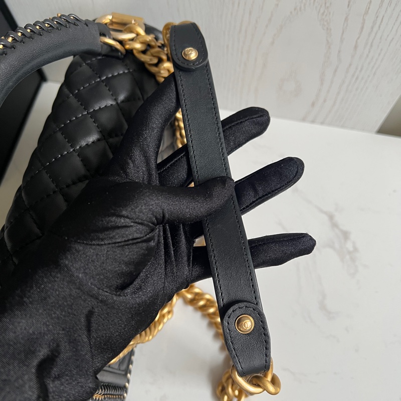 CHANEL Old Medium Boy 25 cm 頂部提手小牛皮 黑色 金、釦錬-20