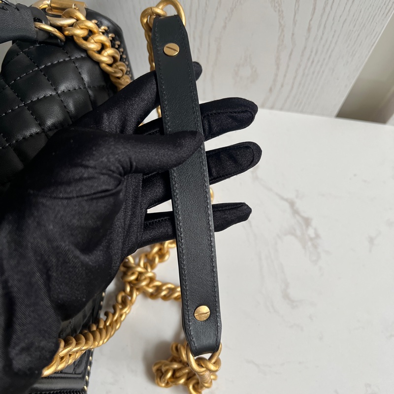 CHANEL Old Medium Boy 25 cm 頂部提手小牛皮 黑色 金、釦錬-23