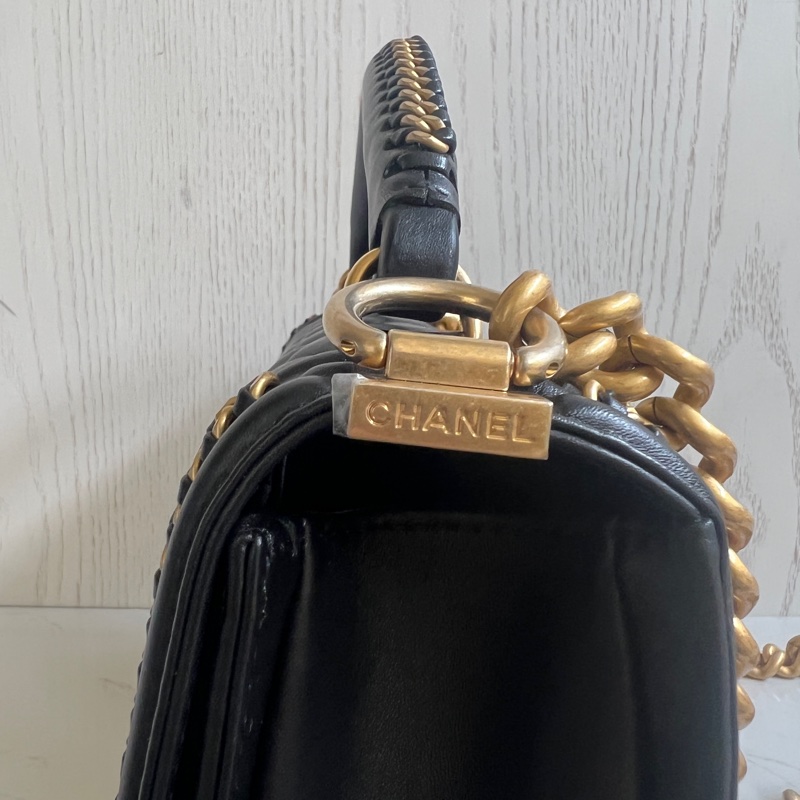 CHANEL Old Medium Boy 25 cm 頂部提手小牛皮 黑色 金、釦錬-24